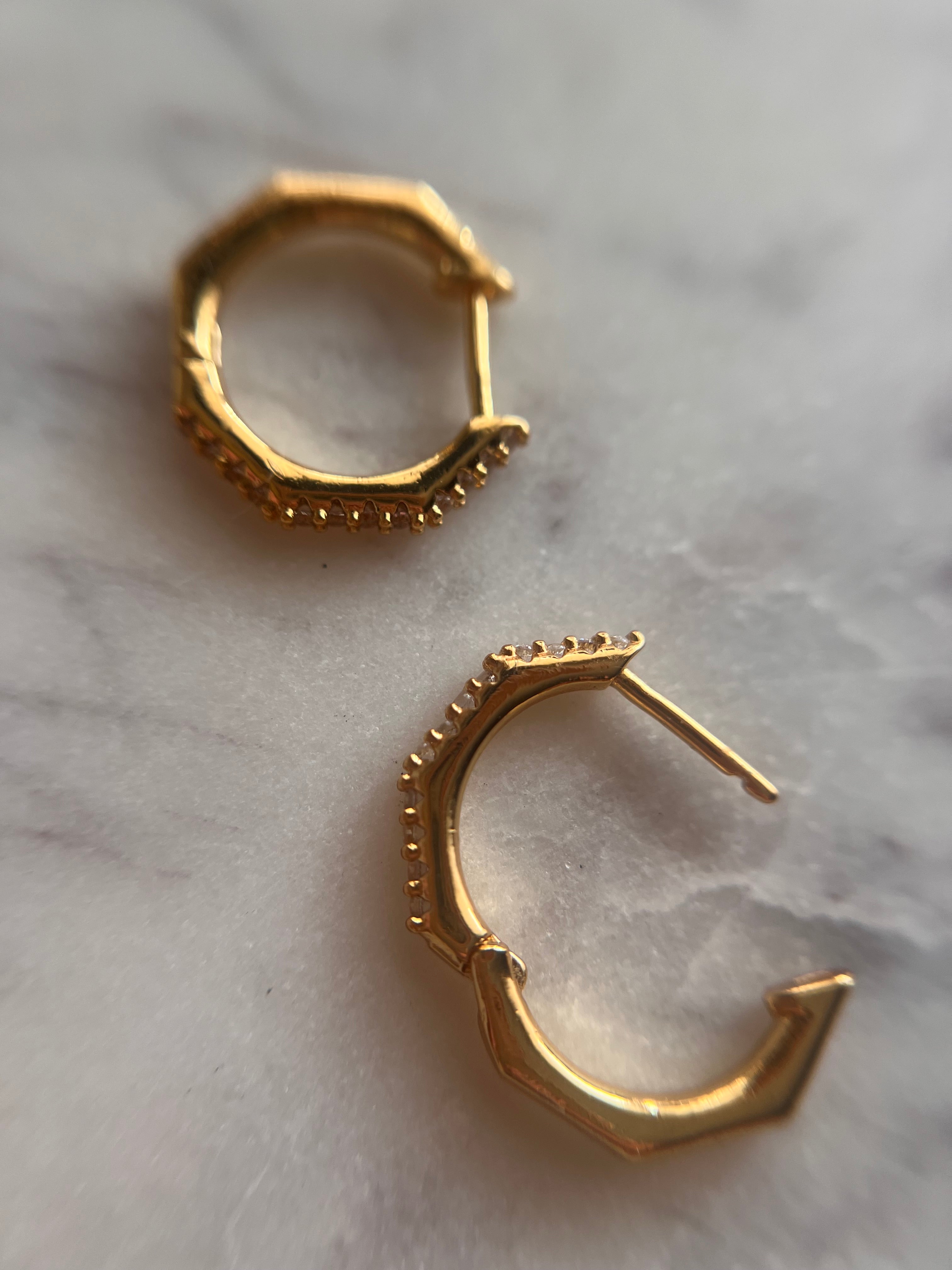 Créoles dorées hexagonales avec zircon 15mm