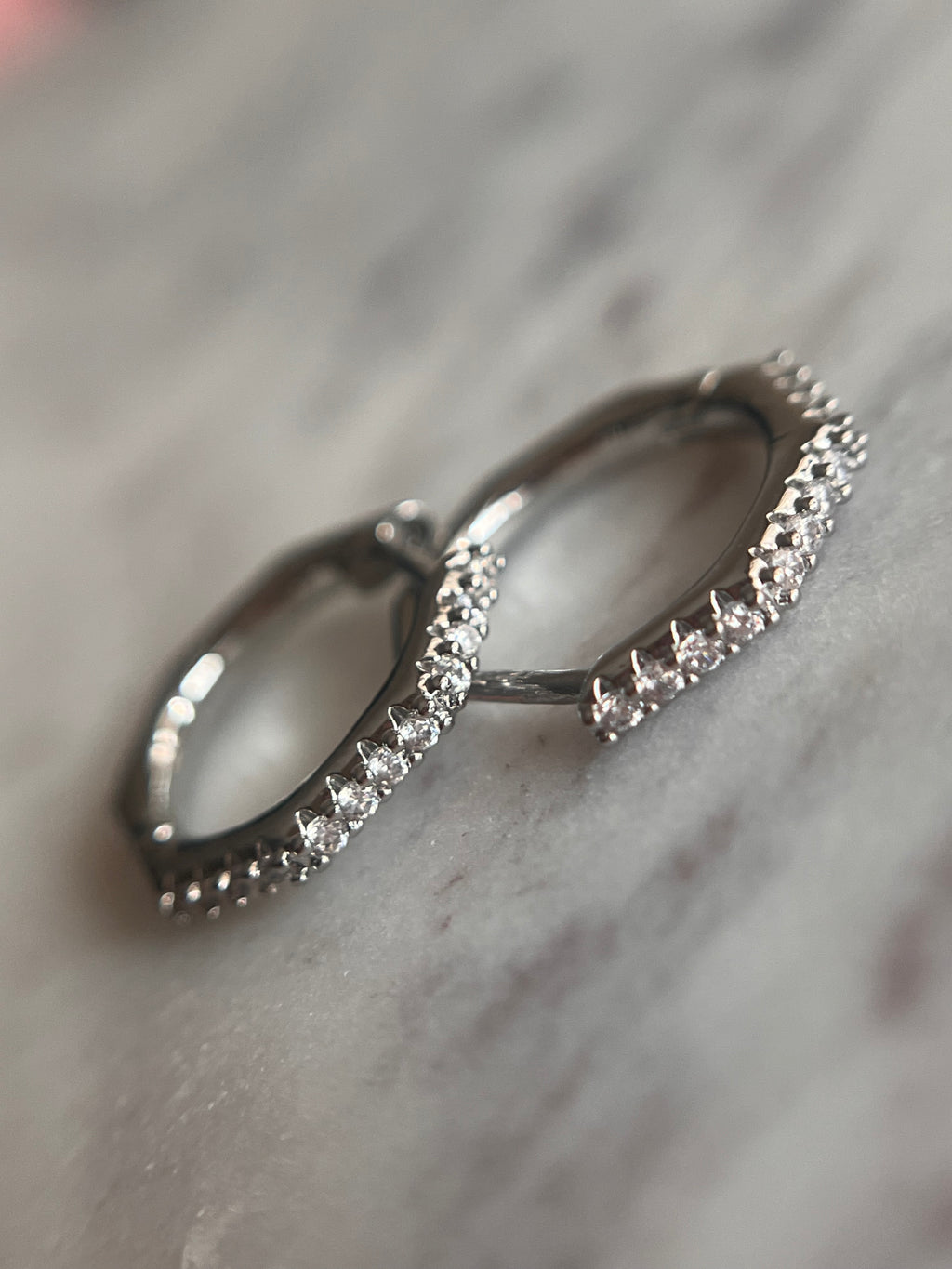 Créoles argentées hexagonales avec zircon 15mm