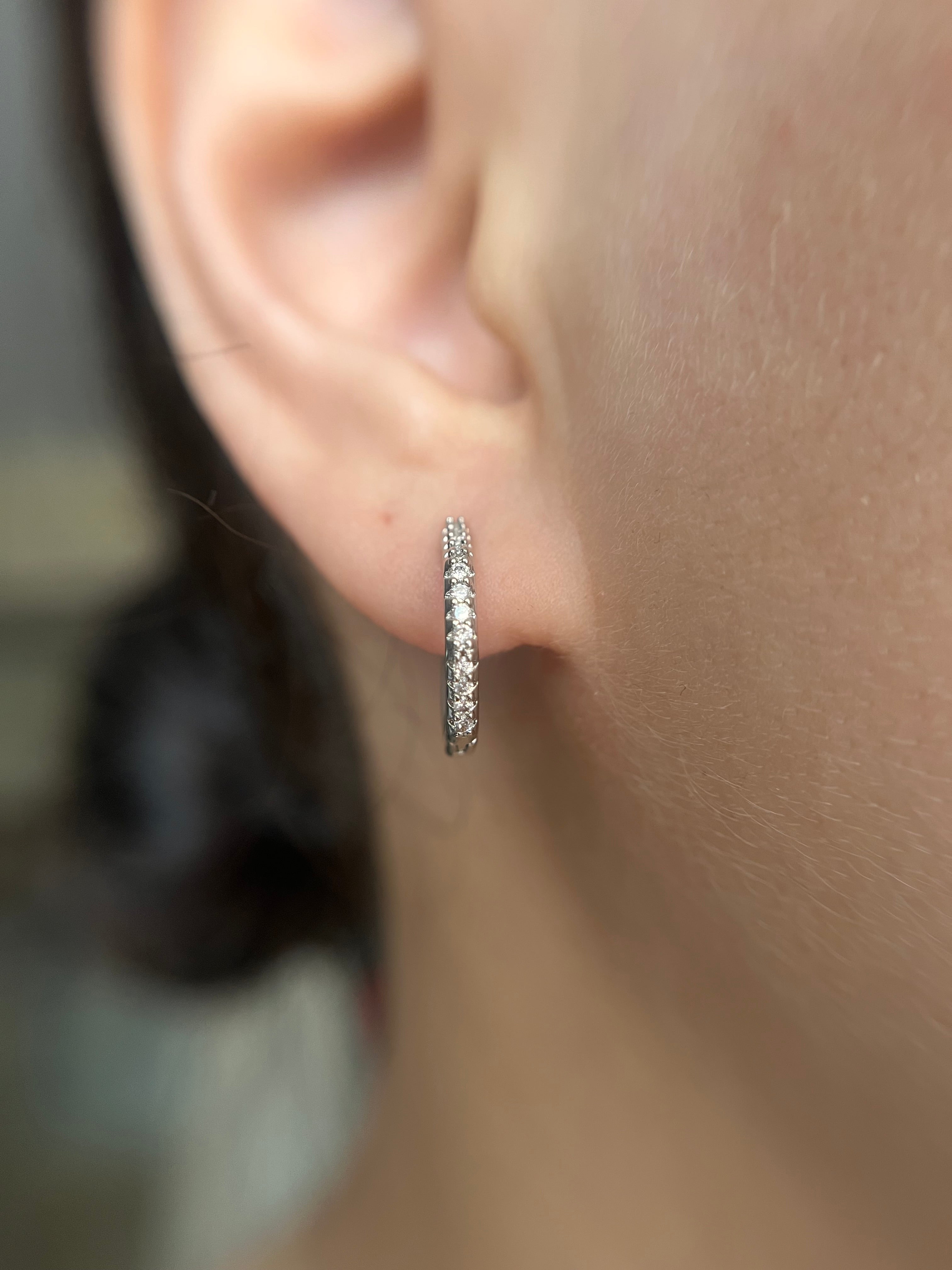 Créoles argentées hexagonales avec zircon 15mm