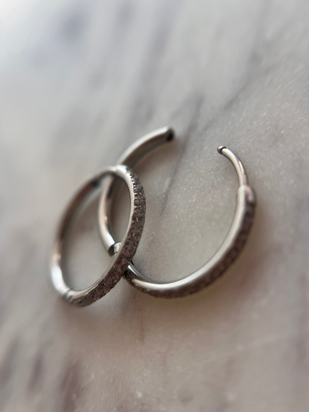 Créoles argentées avec zircon 20mm