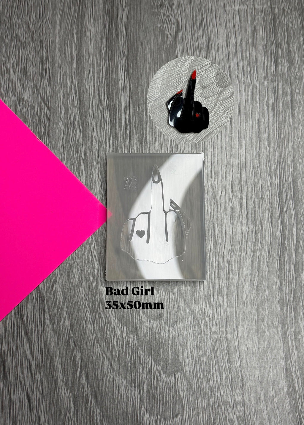Bad girl broche